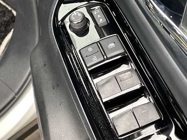 トヨタ ノア Si ダブルバイビーⅡ 千葉県 2020(令2)年 4.4万km ホワイトパールクリスタルシャイン 純正10インチナビ/(フルセグTV/BT/CD/DVD/FM/AM)/衝突被害軽減システム/車線逸脱警報/バックカメラ/クルーズコントロール/ハーフレザーシート/両側パワースライドドア/横滑り防止装置/ビルトインETC2.0/アイドリングストップ/LEDヘッドライト/フォグランプ/オートライト/ウィンカーミラー/電動格納ミラー/純正16インチAW/シートリフター/プッシュスタート/スマートキー/フロアマット/スペアキー/取扱説明書/保証書