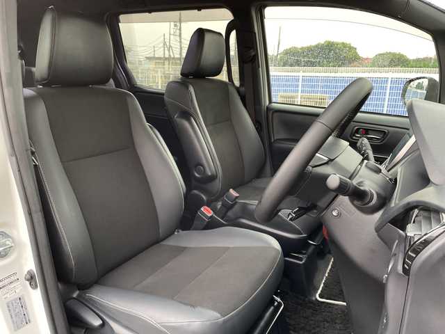 トヨタ ノア Si ダブルバイビーⅡ 千葉県 2020(令2)年 4.4万km ホワイトパールクリスタルシャイン 純正10インチナビ/(フルセグTV/BT/CD/DVD/FM/AM)/衝突被害軽減システム/車線逸脱警報/バックカメラ/クルーズコントロール/ハーフレザーシート/両側パワースライドドア/横滑り防止装置/ビルトインETC2.0/アイドリングストップ/LEDヘッドライト/フォグランプ/オートライト/ウィンカーミラー/電動格納ミラー/純正16インチAW/シートリフター/プッシュスタート/スマートキー/フロアマット/スペアキー/取扱説明書/保証書