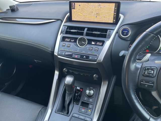 レクサス ＮＸ 300h バージョンL 青森県 2019(令1)年 5.5万km グラファイトブラックガラスフレーク ワンオーナー/セーフティシステムプラス/10.3インチワイドディスプレイナビ・フルセグTV/CD・DVD・Bluetooth・SD・USB/バック・サイドカメラ/黒本革シート/前席エアシート・パワーシート/前後席シートヒーター/後席電動格納シート/ステアリングヒーター/パワーバックドア/プリクラッシュセーフティ/レーダークルーズコントロール/レーントレーシングアシスト/アダプティブハイビーム/OPブラインドスポットモニター/純正ドライブレコーダー/ビルトインETC2.0/AC100V100W/パドルシフト/角型三眼LEDヘッドライト/LEDフォグランプ/OP純正18インチアルミ/スペアキー・カードキー/R2.R3.R4.R5.R6年ディーラー記録簿有/保証書・取説書
