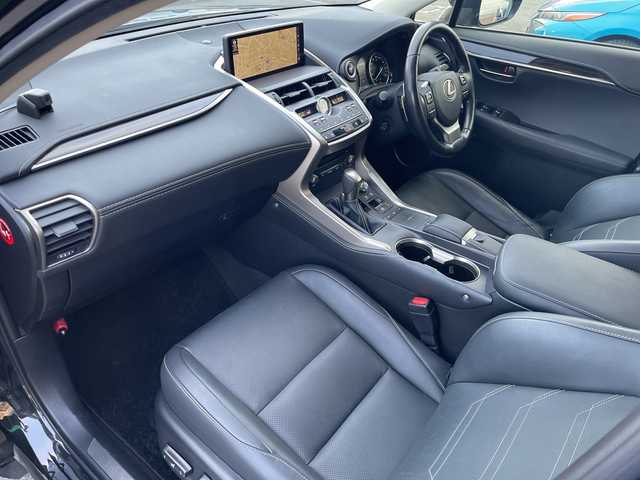 レクサス ＮＸ 300h バージョンL 青森県 2019(令1)年 5.5万km グラファイトブラックガラスフレーク ワンオーナー/セーフティシステムプラス/10.3インチワイドディスプレイナビ・フルセグTV/CD・DVD・Bluetooth・SD・USB/バック・サイドカメラ/黒本革シート/前席エアシート・パワーシート/前後席シートヒーター/後席電動格納シート/ステアリングヒーター/パワーバックドア/プリクラッシュセーフティ/レーダークルーズコントロール/レーントレーシングアシスト/アダプティブハイビーム/OPブラインドスポットモニター/純正ドライブレコーダー/ビルトインETC2.0/AC100V100W/パドルシフト/角型三眼LEDヘッドライト/LEDフォグランプ/OP純正18インチアルミ/スペアキー・カードキー/R2.R3.R4.R5.R6年ディーラー記録簿有/保証書・取説書