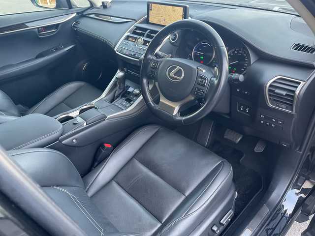 レクサス ＮＸ 300h バージョンL 青森県 2019(令1)年 5.5万km グラファイトブラックガラスフレーク ワンオーナー/セーフティシステムプラス/10.3インチワイドディスプレイナビ・フルセグTV/CD・DVD・Bluetooth・SD・USB/バック・サイドカメラ/黒本革シート/前席エアシート・パワーシート/前後席シートヒーター/後席電動格納シート/ステアリングヒーター/パワーバックドア/プリクラッシュセーフティ/レーダークルーズコントロール/レーントレーシングアシスト/アダプティブハイビーム/OPブラインドスポットモニター/純正ドライブレコーダー/ビルトインETC2.0/AC100V100W/パドルシフト/角型三眼LEDヘッドライト/LEDフォグランプ/OP純正18インチアルミ/スペアキー・カードキー/R2.R3.R4.R5.R6年ディーラー記録簿有/保証書・取説書