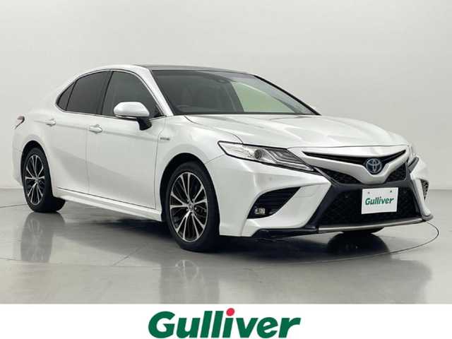 トヨタ カムリ WSレザーパッケージ 熊本県 2020(令2)年 5.9万km プラチナホワイトパールマイカ パノラマムーンルーフ（OP）/JBLプレミアムサウンド（OP）/純正CD・DVDデッキ（OP）/トヨタセーフティセンス/・プリクラッシュセーフティ/・レーンディパーチャーアラート/・アダプティブハイビームシステム/・レーダークルーズコントロール/・パーキングサポートブレーキ/・リヤクロストラフィックアラート/純正ビルトインETC/カラーヘッドアップディスプレイ/ブラインドスポットモニター/インテリジェントクリアランスソナー/純正8型ナビ/バックカメラ/黒本革シート/前席パワーシート＆シートヒーター/本革巻きステアリング/MTモード付AT/純正18インチAW/純正フロアマット/スマートキー１本