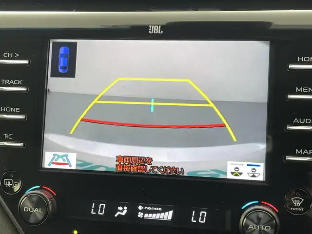 トヨタ カムリ WSレザーパッケージ 熊本県 2020(令2)年 5.9万km プラチナホワイトパールマイカ パノラマムーンルーフ（OP）/JBLプレミアムサウンド（OP）/純正CD・DVDデッキ（OP）/トヨタセーフティセンス/・プリクラッシュセーフティ/・レーンディパーチャーアラート/・アダプティブハイビームシステム/・レーダークルーズコントロール/・パーキングサポートブレーキ/・リヤクロストラフィックアラート/純正ビルトインETC/カラーヘッドアップディスプレイ/ブラインドスポットモニター/インテリジェントクリアランスソナー/純正8型ナビ/バックカメラ/黒本革シート/前席パワーシート＆シートヒーター/本革巻きステアリング/MTモード付AT/純正18インチAW/純正フロアマット/スマートキー１本
