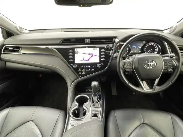 トヨタ カムリ WSレザーパッケージ 熊本県 2020(令2)年 5.9万km プラチナホワイトパールマイカ パノラマムーンルーフ（OP）/JBLプレミアムサウンド（OP）/純正CD・DVDデッキ（OP）/トヨタセーフティセンス/・プリクラッシュセーフティ/・レーンディパーチャーアラート/・アダプティブハイビームシステム/・レーダークルーズコントロール/・パーキングサポートブレーキ/・リヤクロストラフィックアラート/純正ビルトインETC/カラーヘッドアップディスプレイ/ブラインドスポットモニター/インテリジェントクリアランスソナー/純正8型ナビ/バックカメラ/黒本革シート/前席パワーシート＆シートヒーター/本革巻きステアリング/MTモード付AT/純正18インチAW/純正フロアマット/スマートキー１本