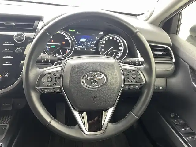 トヨタ カムリ WSレザーパッケージ 熊本県 2020(令2)年 5.9万km プラチナホワイトパールマイカ パノラマムーンルーフ（OP）/JBLプレミアムサウンド（OP）/純正CD・DVDデッキ（OP）/トヨタセーフティセンス/・プリクラッシュセーフティ/・レーンディパーチャーアラート/・アダプティブハイビームシステム/・レーダークルーズコントロール/・パーキングサポートブレーキ/・リヤクロストラフィックアラート/純正ビルトインETC/カラーヘッドアップディスプレイ/ブラインドスポットモニター/インテリジェントクリアランスソナー/純正8型ナビ/バックカメラ/黒本革シート/前席パワーシート＆シートヒーター/本革巻きステアリング/MTモード付AT/純正18インチAW/純正フロアマット/スマートキー１本