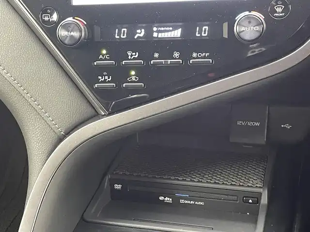 トヨタ カムリ WSレザーパッケージ 熊本県 2020(令2)年 5.9万km プラチナホワイトパールマイカ パノラマムーンルーフ（OP）/JBLプレミアムサウンド（OP）/純正CD・DVDデッキ（OP）/トヨタセーフティセンス/・プリクラッシュセーフティ/・レーンディパーチャーアラート/・アダプティブハイビームシステム/・レーダークルーズコントロール/・パーキングサポートブレーキ/・リヤクロストラフィックアラート/純正ビルトインETC/カラーヘッドアップディスプレイ/ブラインドスポットモニター/インテリジェントクリアランスソナー/純正8型ナビ/バックカメラ/黒本革シート/前席パワーシート＆シートヒーター/本革巻きステアリング/MTモード付AT/純正18インチAW/純正フロアマット/スマートキー１本