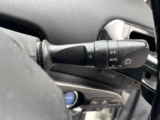 トヨタ プリウス A ツーリングセレクション 宮城県 2018(平30)年 8万km ホワイトパールクリスタルシャイン 純正SDナビ/バックカメラ/フルセグTV/Bluetooth接続/黒革シート/シートヒーター/アイドリングストップ/レーンキープアシスト/ブラインドスポット/ACC/ステアリングスイッチ/電動ミラー/ヘッドアップディスプレイ/ETC/GPSレーダー/LEDヘッドライト/純正17インチAW(夏タイヤ)/社外15インチAW(冬タイヤ)(積み込み)/スペアキー×１