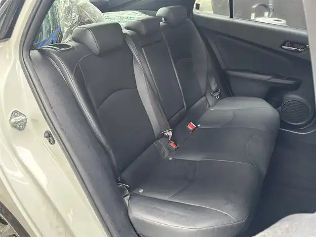 トヨタ プリウス A ツーリングセレクション 宮城県 2018(平30)年 8万km ホワイトパールクリスタルシャイン 純正SDナビ/バックカメラ/フルセグTV/Bluetooth接続/黒革シート/シートヒーター/アイドリングストップ/レーンキープアシスト/ブラインドスポット/ACC/ステアリングスイッチ/電動ミラー/ヘッドアップディスプレイ/ETC/GPSレーダー/LEDヘッドライト/純正17インチAW(夏タイヤ)/社外15インチAW(冬タイヤ)(積み込み)/スペアキー×１