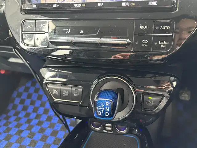 トヨタ プリウス A ツーリングセレクション 宮城県 2018(平30)年 8万km ホワイトパールクリスタルシャイン 純正SDナビ/バックカメラ/フルセグTV/Bluetooth接続/黒革シート/シートヒーター/アイドリングストップ/レーンキープアシスト/ブラインドスポット/ACC/ステアリングスイッチ/電動ミラー/ヘッドアップディスプレイ/ETC/GPSレーダー/LEDヘッドライト/純正17インチAW(夏タイヤ)/社外15インチAW(冬タイヤ)(積み込み)/スペアキー×１