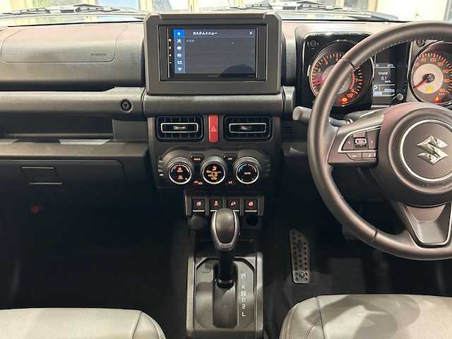 スズキ ジムニー シエラ JC 埼玉県 2023(令5)年 0.9万km ミディアムグレー スズキセーフティサポート/社外ディスプレイオーディオ/　　BT/AM/FM/クルーズコントロール/LEDオートライト/シートヒーター/純正15インチAW/アイドリングストップ/スペアキー/プッシュスタート/禁煙車