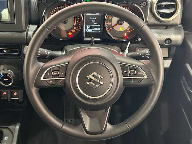 スズキ ジムニー シエラ JC 埼玉県 2023(令5)年 0.9万km ミディアムグレー スズキセーフティサポート/社外ディスプレイオーディオ/　　BT/AM/FM/クルーズコントロール/LEDオートライト/シートヒーター/純正15インチAW/アイドリングストップ/スペアキー/プッシュスタート/禁煙車