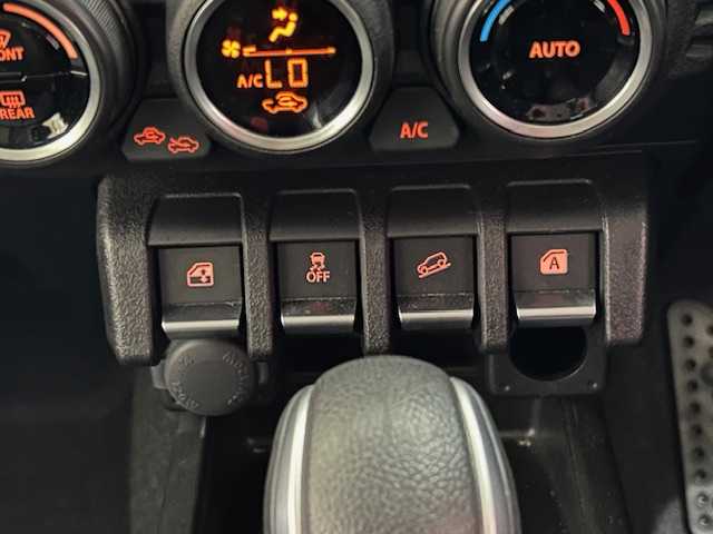 スズキ ジムニー シエラ JC 埼玉県 2023(令5)年 0.9万km ミディアムグレー スズキセーフティサポート/社外ディスプレイオーディオ/　　BT/AM/FM/クルーズコントロール/LEDオートライト/シートヒーター/純正15インチAW/アイドリングストップ/スペアキー/プッシュスタート/禁煙車