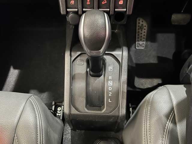スズキ ジムニー シエラ JC 埼玉県 2023(令5)年 0.9万km ミディアムグレー スズキセーフティサポート/社外ディスプレイオーディオ/　　BT/AM/FM/クルーズコントロール/LEDオートライト/シートヒーター/純正15インチAW/アイドリングストップ/スペアキー/プッシュスタート/禁煙車