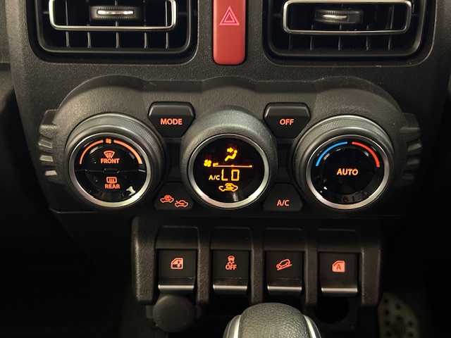 スズキ ジムニー シエラ JC 埼玉県 2023(令5)年 0.9万km ミディアムグレー スズキセーフティサポート/社外ディスプレイオーディオ/　　BT/AM/FM/クルーズコントロール/LEDオートライト/シートヒーター/純正15インチAW/アイドリングストップ/スペアキー/プッシュスタート/禁煙車