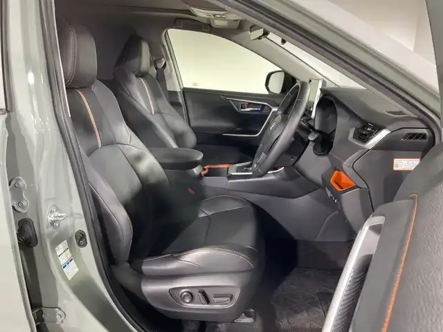 トヨタ ＲＡＶ４ ハイブリッド アドベンチャー 福島県 2022(令4)年 4.1万km アッシュグレーメタリック/アーバンカーキ ・純正10.5型ディスプレイオーディオ/＜AM/FM/CD/DVD/BT/Miracast＞/・バックカメラ/・デジタルインナーミラー/・ビルトインETC/・前後シートヒーター /・運転席パワーメモリーシート/・ハンズフリーPBD/・セーフティセンス/・TRAILモード/・ドライブセレクトモード/・前後ソナー/・電動パーキングブレーキ/ブレーキホールド/・先行車発進告知/・PKSB/・BSM/・後退時抑制/・オートライト/・プッシュスタート/・革巻きステアリング/・ステアリングメーター/・オレンジステッチ合皮シート/・パノラマルーフ/・ルーフレール/・LEDヘッドライト/LEDフォグ/・純正サイド/リアスポイラー/・純正１９インチアルミホイール