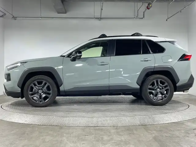 トヨタ ＲＡＶ４ ハイブリッド アドベンチャー 福島県 2022(令4)年 4.1万km アッシュグレーメタリック/アーバンカーキ ・純正10.5型ディスプレイオーディオ/＜AM/FM/CD/DVD/BT/Miracast＞/・バックカメラ/・デジタルインナーミラー/・ビルトインETC/・前後シートヒーター /・運転席パワーメモリーシート/・ハンズフリーPBD/・セーフティセンス/・TRAILモード/・ドライブセレクトモード/・前後ソナー/・電動パーキングブレーキ/ブレーキホールド/・先行車発進告知/・PKSB/・BSM/・後退時抑制/・オートライト/・プッシュスタート/・革巻きステアリング/・ステアリングメーター/・オレンジステッチ合皮シート/・パノラマルーフ/・ルーフレール/・LEDヘッドライト/LEDフォグ/・純正サイド/リアスポイラー/・純正１９インチアルミホイール