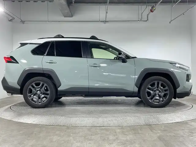 トヨタ ＲＡＶ４ ハイブリッド アドベンチャー 福島県 2022(令4)年 4.1万km アッシュグレーメタリック/アーバンカーキ ・純正10.5型ディスプレイオーディオ/＜AM/FM/CD/DVD/BT/Miracast＞/・バックカメラ/・デジタルインナーミラー/・ビルトインETC/・前後シートヒーター /・運転席パワーメモリーシート/・ハンズフリーPBD/・セーフティセンス/・TRAILモード/・ドライブセレクトモード/・前後ソナー/・電動パーキングブレーキ/ブレーキホールド/・先行車発進告知/・PKSB/・BSM/・後退時抑制/・オートライト/・プッシュスタート/・革巻きステアリング/・ステアリングメーター/・オレンジステッチ合皮シート/・パノラマルーフ/・ルーフレール/・LEDヘッドライト/LEDフォグ/・純正サイド/リアスポイラー/・純正１９インチアルミホイール