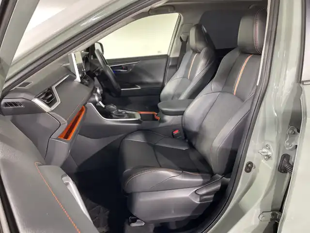 トヨタ ＲＡＶ４ ハイブリッド アドベンチャー 福島県 2022(令4)年 4.1万km アッシュグレーメタリック/アーバンカーキ ・純正10.5型ディスプレイオーディオ/＜AM/FM/CD/DVD/BT/Miracast＞/・バックカメラ/・デジタルインナーミラー/・ビルトインETC/・前後シートヒーター /・運転席パワーメモリーシート/・ハンズフリーPBD/・セーフティセンス/・TRAILモード/・ドライブセレクトモード/・前後ソナー/・電動パーキングブレーキ/ブレーキホールド/・先行車発進告知/・PKSB/・BSM/・後退時抑制/・オートライト/・プッシュスタート/・革巻きステアリング/・ステアリングメーター/・オレンジステッチ合皮シート/・パノラマルーフ/・ルーフレール/・LEDヘッドライト/LEDフォグ/・純正サイド/リアスポイラー/・純正１９インチアルミホイール