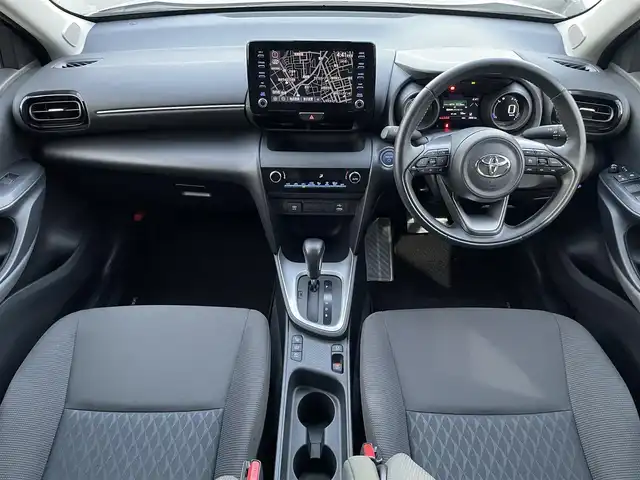 トヨタ ヤリスクロス ハイブリッド G 静岡県 2021(令3)年 0.3万km シルバーメタリック 純正ディスプレイナビ/　（AppleCarPlay/AndroidAuto/Bluetooth）/パノラミックビューモニター/バックカメラ/プリクラッシュセーフティ/レーダークルーズコントロール/アドバンストパーク/ブラインドスポットモニター/レーンキープアシスト/前後コーナーセンサー/電動パーキングブレーキ/オートブレーキホールド/前方ドライブレコーダー/プッシュスタート/スマートキー/純正フロアマット/純正16インチアルミホイール/保証書/取扱説明書