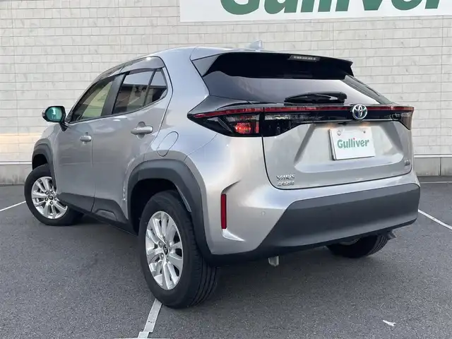 トヨタ ヤリスクロス ハイブリッド G 静岡県 2021(令3)年 0.3万km シルバーメタリック 純正ディスプレイナビ/　（AppleCarPlay/AndroidAuto/Bluetooth）/パノラミックビューモニター/バックカメラ/プリクラッシュセーフティ/レーダークルーズコントロール/アドバンストパーク/ブラインドスポットモニター/レーンキープアシスト/前後コーナーセンサー/電動パーキングブレーキ/オートブレーキホールド/前方ドライブレコーダー/プッシュスタート/スマートキー/純正フロアマット/純正16インチアルミホイール/保証書/取扱説明書