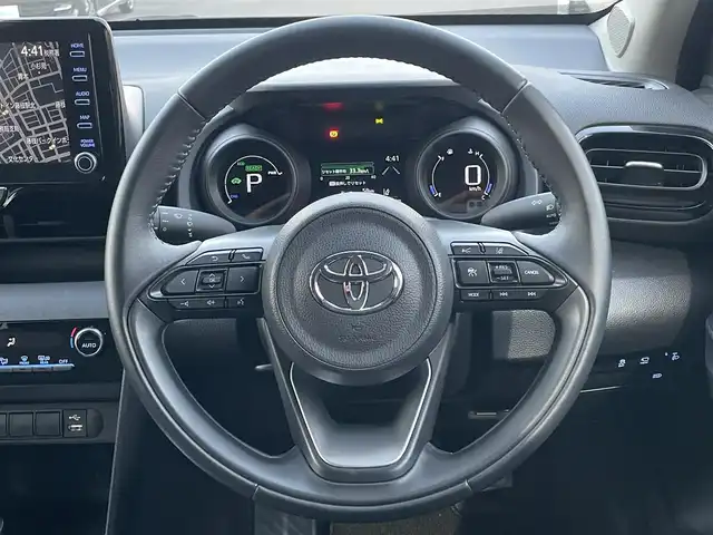 トヨタ ヤリスクロス ハイブリッド G 静岡県 2021(令3)年 0.3万km シルバーメタリック 純正ディスプレイナビ/　（AppleCarPlay/AndroidAuto/Bluetooth）/パノラミックビューモニター/バックカメラ/プリクラッシュセーフティ/レーダークルーズコントロール/アドバンストパーク/ブラインドスポットモニター/レーンキープアシスト/前後コーナーセンサー/電動パーキングブレーキ/オートブレーキホールド/前方ドライブレコーダー/プッシュスタート/スマートキー/純正フロアマット/純正16インチアルミホイール/保証書/取扱説明書