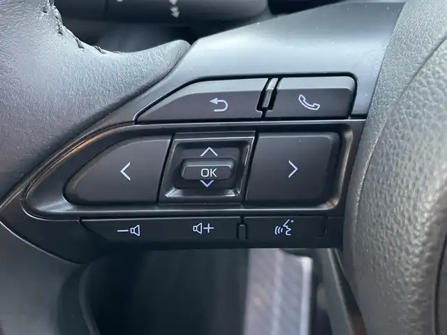 トヨタ ヤリスクロス ハイブリッド G 静岡県 2021(令3)年 0.3万km シルバーメタリック 純正ディスプレイナビ/　（AppleCarPlay/AndroidAuto/Bluetooth）/パノラミックビューモニター/バックカメラ/プリクラッシュセーフティ/レーダークルーズコントロール/アドバンストパーク/ブラインドスポットモニター/レーンキープアシスト/前後コーナーセンサー/電動パーキングブレーキ/オートブレーキホールド/前方ドライブレコーダー/プッシュスタート/スマートキー/純正フロアマット/純正16インチアルミホイール/保証書/取扱説明書