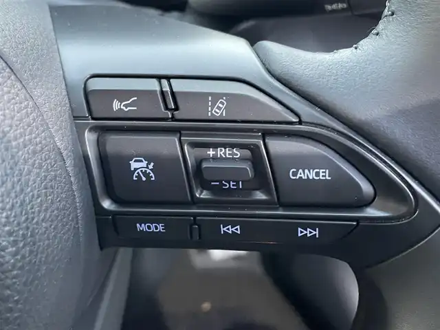 トヨタ ヤリスクロス ハイブリッド G 静岡県 2021(令3)年 0.3万km シルバーメタリック 純正ディスプレイナビ/　（AppleCarPlay/AndroidAuto/Bluetooth）/パノラミックビューモニター/バックカメラ/プリクラッシュセーフティ/レーダークルーズコントロール/アドバンストパーク/ブラインドスポットモニター/レーンキープアシスト/前後コーナーセンサー/電動パーキングブレーキ/オートブレーキホールド/前方ドライブレコーダー/プッシュスタート/スマートキー/純正フロアマット/純正16インチアルミホイール/保証書/取扱説明書