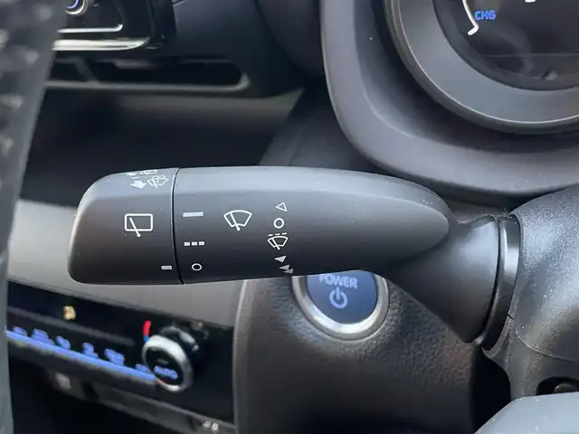 トヨタ ヤリスクロス ハイブリッド G 静岡県 2021(令3)年 0.3万km シルバーメタリック 純正ディスプレイナビ/　（AppleCarPlay/AndroidAuto/Bluetooth）/パノラミックビューモニター/バックカメラ/プリクラッシュセーフティ/レーダークルーズコントロール/アドバンストパーク/ブラインドスポットモニター/レーンキープアシスト/前後コーナーセンサー/電動パーキングブレーキ/オートブレーキホールド/前方ドライブレコーダー/プッシュスタート/スマートキー/純正フロアマット/純正16インチアルミホイール/保証書/取扱説明書