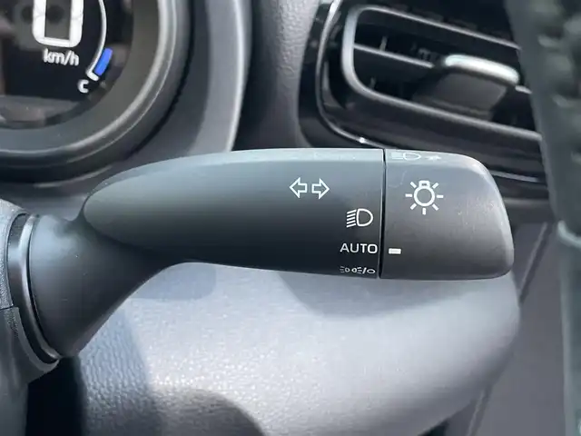 トヨタ ヤリスクロス ハイブリッド G 静岡県 2021(令3)年 0.3万km シルバーメタリック 純正ディスプレイナビ/　（AppleCarPlay/AndroidAuto/Bluetooth）/パノラミックビューモニター/バックカメラ/プリクラッシュセーフティ/レーダークルーズコントロール/アドバンストパーク/ブラインドスポットモニター/レーンキープアシスト/前後コーナーセンサー/電動パーキングブレーキ/オートブレーキホールド/前方ドライブレコーダー/プッシュスタート/スマートキー/純正フロアマット/純正16インチアルミホイール/保証書/取扱説明書