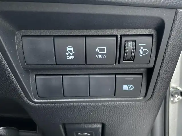 トヨタ ヤリスクロス ハイブリッド G 静岡県 2021(令3)年 0.3万km シルバーメタリック 純正ディスプレイナビ/　（AppleCarPlay/AndroidAuto/Bluetooth）/パノラミックビューモニター/バックカメラ/プリクラッシュセーフティ/レーダークルーズコントロール/アドバンストパーク/ブラインドスポットモニター/レーンキープアシスト/前後コーナーセンサー/電動パーキングブレーキ/オートブレーキホールド/前方ドライブレコーダー/プッシュスタート/スマートキー/純正フロアマット/純正16インチアルミホイール/保証書/取扱説明書