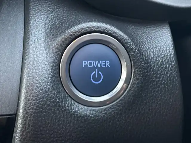 トヨタ ヤリスクロス ハイブリッド G 静岡県 2021(令3)年 0.3万km シルバーメタリック 純正ディスプレイナビ/　（AppleCarPlay/AndroidAuto/Bluetooth）/パノラミックビューモニター/バックカメラ/プリクラッシュセーフティ/レーダークルーズコントロール/アドバンストパーク/ブラインドスポットモニター/レーンキープアシスト/前後コーナーセンサー/電動パーキングブレーキ/オートブレーキホールド/前方ドライブレコーダー/プッシュスタート/スマートキー/純正フロアマット/純正16インチアルミホイール/保証書/取扱説明書