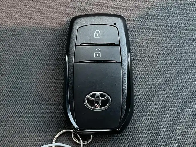 トヨタ ヤリスクロス ハイブリッド G 静岡県 2021(令3)年 0.3万km シルバーメタリック 純正ディスプレイナビ/　（AppleCarPlay/AndroidAuto/Bluetooth）/パノラミックビューモニター/バックカメラ/プリクラッシュセーフティ/レーダークルーズコントロール/アドバンストパーク/ブラインドスポットモニター/レーンキープアシスト/前後コーナーセンサー/電動パーキングブレーキ/オートブレーキホールド/前方ドライブレコーダー/プッシュスタート/スマートキー/純正フロアマット/純正16インチアルミホイール/保証書/取扱説明書