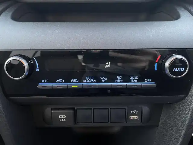 トヨタ ヤリスクロス ハイブリッド G 静岡県 2021(令3)年 0.3万km シルバーメタリック 純正ディスプレイナビ/　（AppleCarPlay/AndroidAuto/Bluetooth）/パノラミックビューモニター/バックカメラ/プリクラッシュセーフティ/レーダークルーズコントロール/アドバンストパーク/ブラインドスポットモニター/レーンキープアシスト/前後コーナーセンサー/電動パーキングブレーキ/オートブレーキホールド/前方ドライブレコーダー/プッシュスタート/スマートキー/純正フロアマット/純正16インチアルミホイール/保証書/取扱説明書