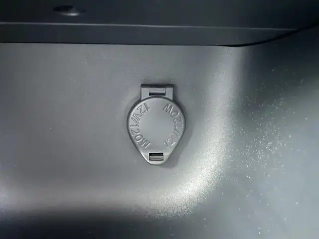 トヨタ ヤリスクロス ハイブリッド G 静岡県 2021(令3)年 0.3万km シルバーメタリック 純正ディスプレイナビ/　（AppleCarPlay/AndroidAuto/Bluetooth）/パノラミックビューモニター/バックカメラ/プリクラッシュセーフティ/レーダークルーズコントロール/アドバンストパーク/ブラインドスポットモニター/レーンキープアシスト/前後コーナーセンサー/電動パーキングブレーキ/オートブレーキホールド/前方ドライブレコーダー/プッシュスタート/スマートキー/純正フロアマット/純正16インチアルミホイール/保証書/取扱説明書