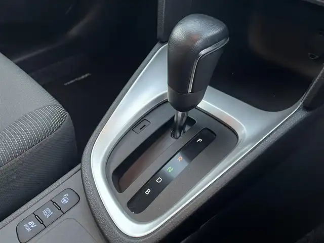 トヨタ ヤリスクロス ハイブリッド G 静岡県 2021(令3)年 0.3万km シルバーメタリック 純正ディスプレイナビ/　（AppleCarPlay/AndroidAuto/Bluetooth）/パノラミックビューモニター/バックカメラ/プリクラッシュセーフティ/レーダークルーズコントロール/アドバンストパーク/ブラインドスポットモニター/レーンキープアシスト/前後コーナーセンサー/電動パーキングブレーキ/オートブレーキホールド/前方ドライブレコーダー/プッシュスタート/スマートキー/純正フロアマット/純正16インチアルミホイール/保証書/取扱説明書