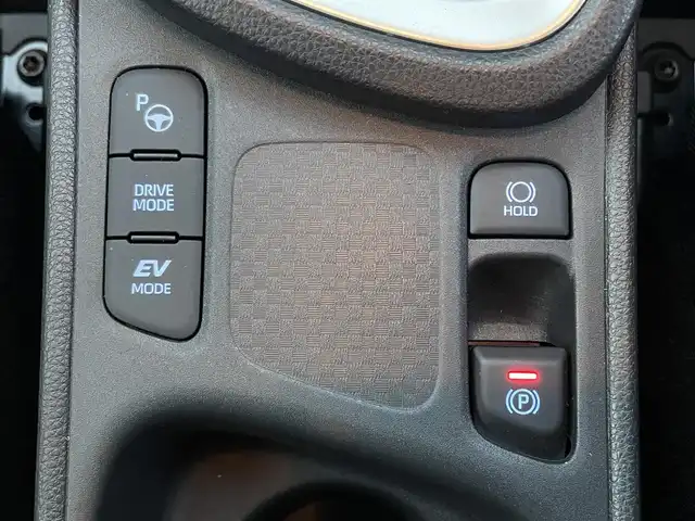 トヨタ ヤリスクロス ハイブリッド G 静岡県 2021(令3)年 0.3万km シルバーメタリック 純正ディスプレイナビ/　（AppleCarPlay/AndroidAuto/Bluetooth）/パノラミックビューモニター/バックカメラ/プリクラッシュセーフティ/レーダークルーズコントロール/アドバンストパーク/ブラインドスポットモニター/レーンキープアシスト/前後コーナーセンサー/電動パーキングブレーキ/オートブレーキホールド/前方ドライブレコーダー/プッシュスタート/スマートキー/純正フロアマット/純正16インチアルミホイール/保証書/取扱説明書