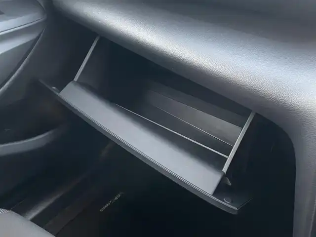 トヨタ ヤリスクロス ハイブリッド G 静岡県 2021(令3)年 0.3万km シルバーメタリック 純正ディスプレイナビ/　（AppleCarPlay/AndroidAuto/Bluetooth）/パノラミックビューモニター/バックカメラ/プリクラッシュセーフティ/レーダークルーズコントロール/アドバンストパーク/ブラインドスポットモニター/レーンキープアシスト/前後コーナーセンサー/電動パーキングブレーキ/オートブレーキホールド/前方ドライブレコーダー/プッシュスタート/スマートキー/純正フロアマット/純正16インチアルミホイール/保証書/取扱説明書