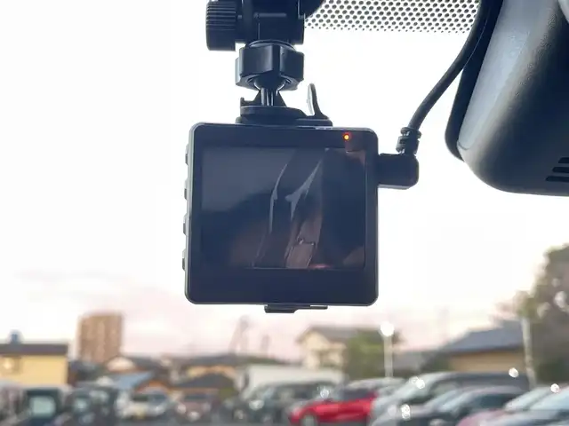 トヨタ ヤリスクロス ハイブリッド G 静岡県 2021(令3)年 0.3万km シルバーメタリック 純正ディスプレイナビ/　（AppleCarPlay/AndroidAuto/Bluetooth）/パノラミックビューモニター/バックカメラ/プリクラッシュセーフティ/レーダークルーズコントロール/アドバンストパーク/ブラインドスポットモニター/レーンキープアシスト/前後コーナーセンサー/電動パーキングブレーキ/オートブレーキホールド/前方ドライブレコーダー/プッシュスタート/スマートキー/純正フロアマット/純正16インチアルミホイール/保証書/取扱説明書