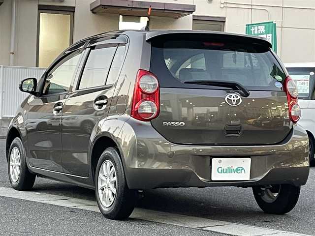 トヨタ パッソ X クツロギ 岡山県 2012(平24)年 6.9万km グレーメタリック 登録時走行距離68741km/ミュージックプレイヤー/ETC/社外１３インチアルミホイール/パワーステアリング/パワーウィンドウ/純正フロアマット/ハロゲンヘッドライト/ベンチシート/ドアバイザー