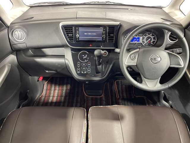 日産 デイズ ルークス ハイウェイスターターボ 神奈川県 2016(平28)年 0.7万km ホワイトパール 純正SDナビ【MM316D-W】/AM　FM　フルセグ　DVD　CD　USB　SD　MSV　AUX　Bluetooth/アラウンドビューモニター/両側パワースライドドア/エマージェンシーブレーキ/ETC/革巻ステアリング/ステアリングリモコン/専用シートカバー/リアドアサンシェード/助手席後シートバックテーブル/純正フロアマット/インテリジェントキー/リアスポイラー/キセノンヘッドライト/フォグランプ/純正15インチアルミ/VDC