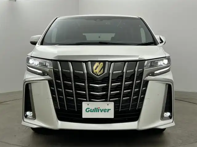 トヨタ アルファード S タイプゴールドⅢ 岡山県 2023(令5)年 1.5万km ホワイトパールクリスタルシャイン 純正9インチディスプレイオーディオ/・FM/AM/Bluetooth/フルセグ/CarPlay/バックカメラ/12.1インチフリップダウンモニター/両側パワースライドドア/アクセサリーコンセント/パワーバックドア/ビルトインETC/ドライブレコーダー/トヨタセーフティーセンス/・プリクラッシュセーフティ/・レーンディパーチャーアラート/・オートマチックハイビーム/・レーダークルーズコントロール/・コーナーセンサー/LEDヘッドライト/・フォグライト/オートブレーキホールド/純正17インチアルミ/純正フロアマット