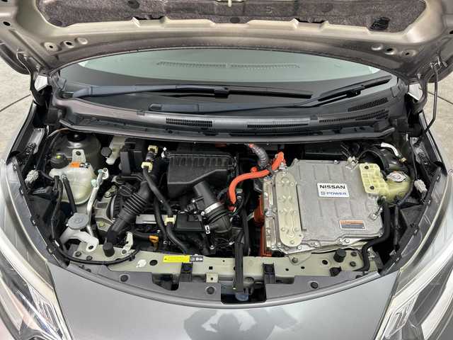 日産 ノート e－パワー X 三重県 2017(平29)年 3.5万km ダークメタルグレー /禁煙車//純正ナビ//アラウンドビューモニター//インテリジェントルームミラー//オートAC//ステアリングスイッチ//エマージェンシーブレーキ//衝突軽減ブレーキ//レーンキープアシスト//レーダークルーズコントロール//ETC//前後コーナーセンサー//スマートキー//プッシュスタート