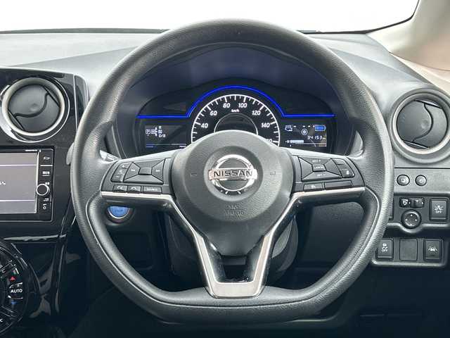 日産 ノート e－パワー X 三重県 2017(平29)年 3.5万km ダークメタルグレー /禁煙車//純正ナビ//アラウンドビューモニター//インテリジェントルームミラー//オートAC//ステアリングスイッチ//エマージェンシーブレーキ//衝突軽減ブレーキ//レーンキープアシスト//レーダークルーズコントロール//ETC//前後コーナーセンサー//スマートキー//プッシュスタート