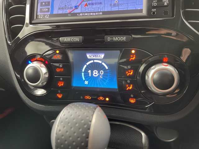 日産 ジューク 16GT FOUR 道央・札幌 2014(平26)年 5.7万km ダークメタルグレー ・切り替え４WD/・ターボ/・純正ナビ/・AM/FM/SD/CD/・フルセグTV/・バックカメラ/・MTモード付AT/・HIDオートライト/・スマートキー/・プッシュスタート/・ライトレベライザー/・横滑り防止装置/・盗難防止装置/・社外アルミホイール/・電動格納ミラー