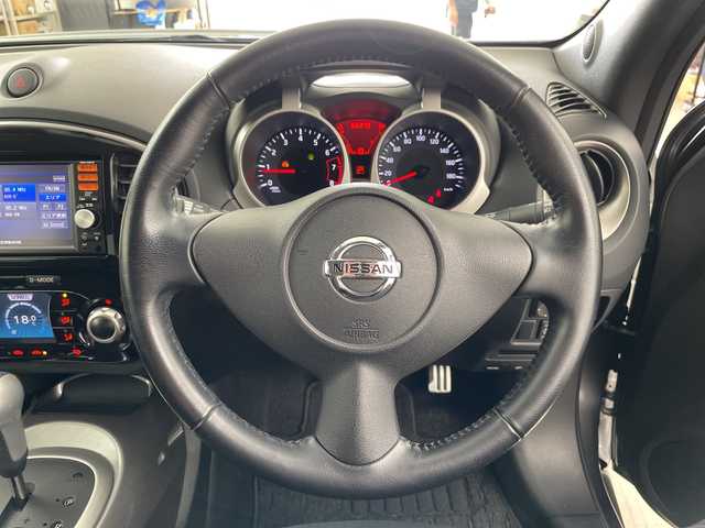 日産 ジューク 16GT FOUR 道央・札幌 2014(平26)年 5.7万km ダークメタルグレー ・切り替え４WD/・ターボ/・純正ナビ/・AM/FM/SD/CD/・フルセグTV/・バックカメラ/・MTモード付AT/・HIDオートライト/・スマートキー/・プッシュスタート/・ライトレベライザー/・横滑り防止装置/・盗難防止装置/・社外アルミホイール/・電動格納ミラー