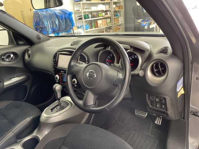 日産 ジューク 16GT FOUR 道央・札幌 2014(平26)年 5.7万km ダークメタルグレー ・切り替え４WD/・ターボ/・純正ナビ/・AM/FM/SD/CD/・フルセグTV/・バックカメラ/・MTモード付AT/・HIDオートライト/・スマートキー/・プッシュスタート/・ライトレベライザー/・横滑り防止装置/・盗難防止装置/・社外アルミホイール/・電動格納ミラー