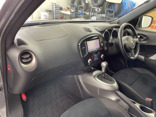 日産 ジューク 16GT FOUR 道央・札幌 2014(平26)年 5.7万km ダークメタルグレー ・切り替え４WD/・ターボ/・純正ナビ/・AM/FM/SD/CD/・フルセグTV/・バックカメラ/・MTモード付AT/・HIDオートライト/・スマートキー/・プッシュスタート/・ライトレベライザー/・横滑り防止装置/・盗難防止装置/・社外アルミホイール/・電動格納ミラー