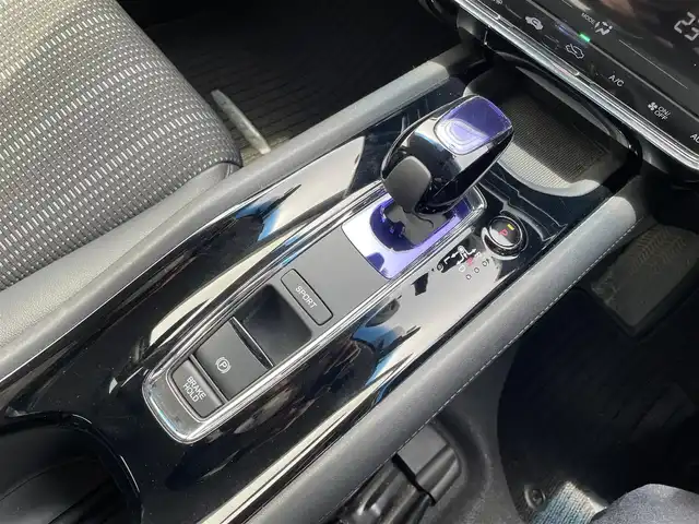 ホンダ ヴェゼル ハイブリッド X Lパッケージ 福島県 2014(平26)年 10.9万km アラバスターシルバーメタリック (株)IDOMが運営する【じしゃロン福島店】の自社ローン専用車両になります。こちらは現金またはオートローンご利用時の価格です。自社ローンご希望の方は別途その旨お申付け下さい/純正ナビ/フルセグテレビ/バックカメラ/MT付AT/クルーズコントロール/ドアバイザー/ステアリングリモコン/４WD/純正AW積込/革巻きステアリング