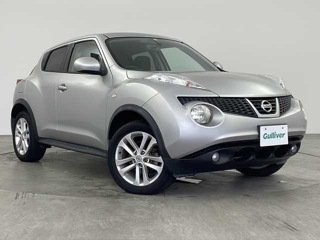 日産 ジューク 15RX 兵庫県 2010(平22)年 9.4万km ダイヤモンドシルバー ・純正SDナビ/・Bluetoothオーディオ/・CD/DVD再生/・SDミュージックサーバー/・ipod/AUX接続/・ワンセグテレビ/・バックカメラ/・ETC/・エンジンスタートボタン/・スペアキー/・スマートキー/・純正フロアマット/・純正アルミホイール/・ABS/・オートライト/・フォグランプ/・フロントコンビネーションランプ（シグネチャーLEDポジションランプ付）/・サイドターンランプ付電動格納式リモコンカラードドアミラー/・スーパーUVカットグリーンガラス〈フロント〉/・UVカット断熱グリーンガラス〈フロントドア〉/・プライバシーガラス（UVカット断熱機能付）〈リヤドア、バックドア〉/・パワーウインドウ/・車速感応式電動パワーステアリング/・リモートコントロールエントリーシステム（バックドア連動、作動確認機能付）/・リヤ6：4分割シート（シングルフォールディング）