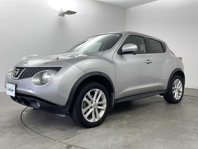 日産 ジューク 15RX 兵庫県 2010(平22)年 9.4万km ダイヤモンドシルバー ・純正SDナビ/・Bluetoothオーディオ/・CD/DVD再生/・SDミュージックサーバー/・ipod/AUX接続/・ワンセグテレビ/・バックカメラ/・ETC/・エンジンスタートボタン/・スペアキー/・スマートキー/・純正フロアマット/・純正アルミホイール/・ABS/・オートライト/・フォグランプ/・フロントコンビネーションランプ（シグネチャーLEDポジションランプ付）/・サイドターンランプ付電動格納式リモコンカラードドアミラー/・スーパーUVカットグリーンガラス〈フロント〉/・UVカット断熱グリーンガラス〈フロントドア〉/・プライバシーガラス（UVカット断熱機能付）〈リヤドア、バックドア〉/・パワーウインドウ/・車速感応式電動パワーステアリング/・リモートコントロールエントリーシステム（バックドア連動、作動確認機能付）/・リヤ6：4分割シート（シングルフォールディング）